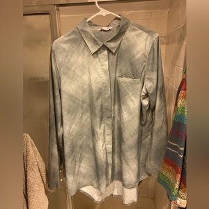 Athleta Urbanite Top. Long sleeve button down shirt. Sage green color.